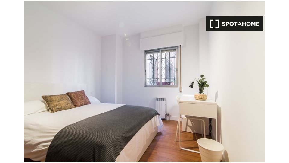 Double room Madrid, 6 beds, 140m² — photo 1