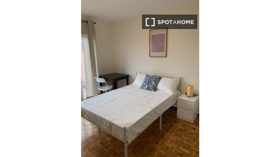 Double room Madrid, 3 beds — photo 15
