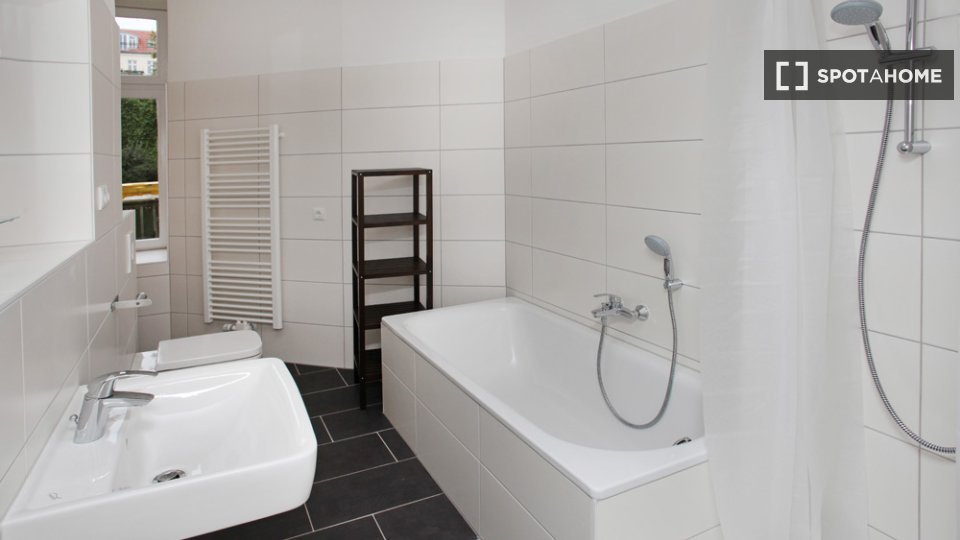 Double room Berlin, 4 beds, 104m² — photo 9