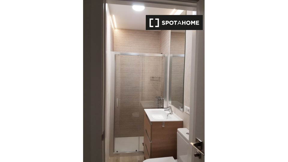 Double room Madrid, 3 beds, 80m² — photo 1