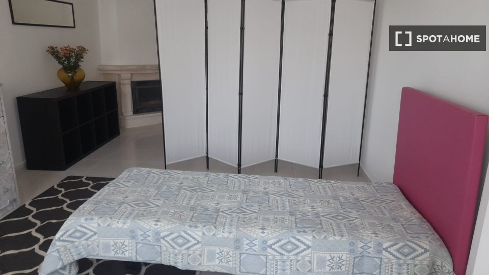Double room Lisbon, 3 beds — photo 11