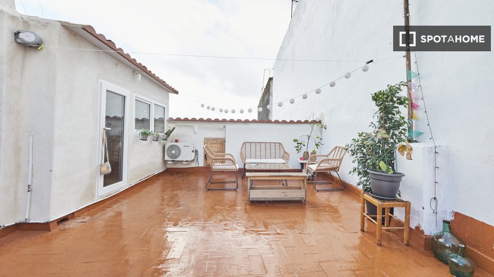 Double room Valencia, 3 beds, 140m² — photo 3