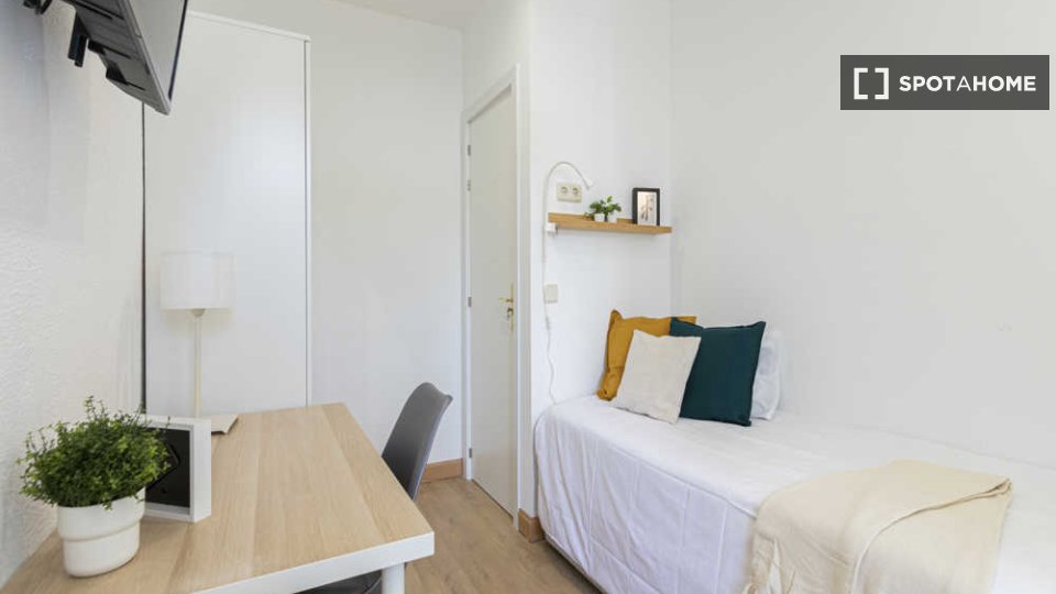 Double room Madrid, 3 beds — photo 33