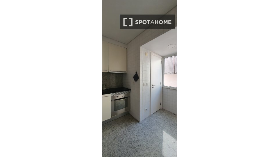 Double room Lisbon, 3 beds, 75m² — photo 20