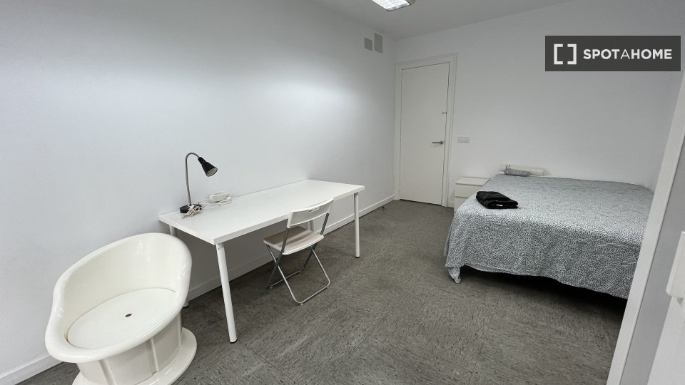 Camera in affitto in un appartamento condiviso con 13 camere da letto a Barcellona. - in Barcelona