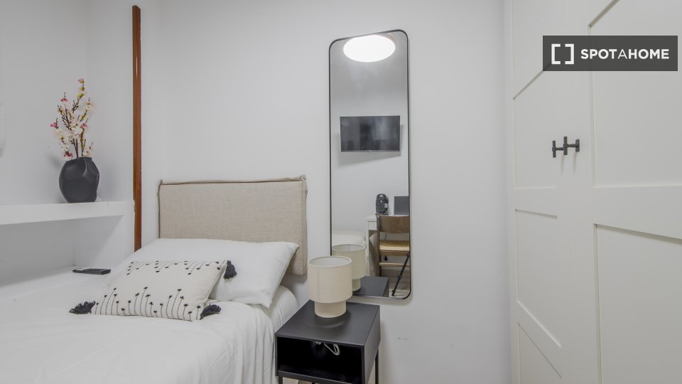 Double room Madrid, 5 beds, 145m² — photo 16