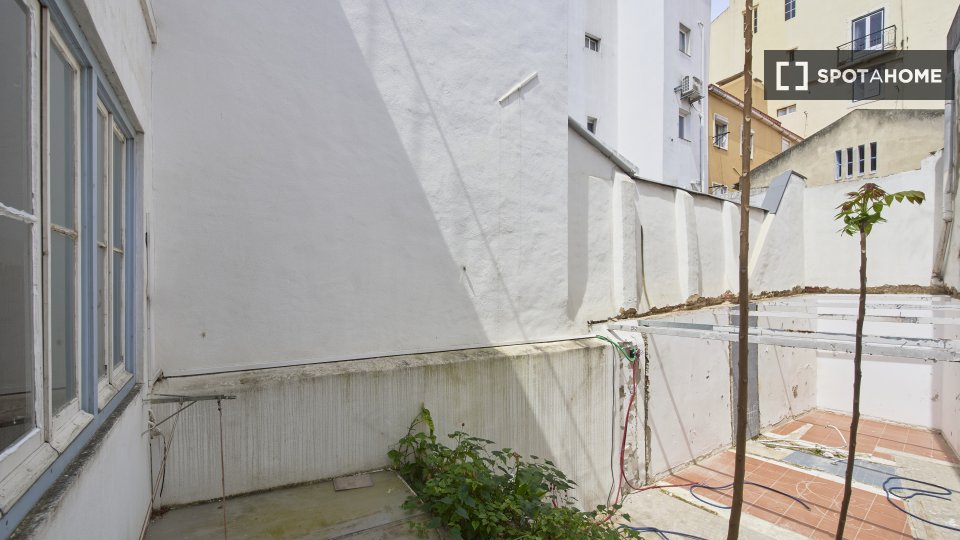 Double room Lisbon, 3 beds — photo 9
