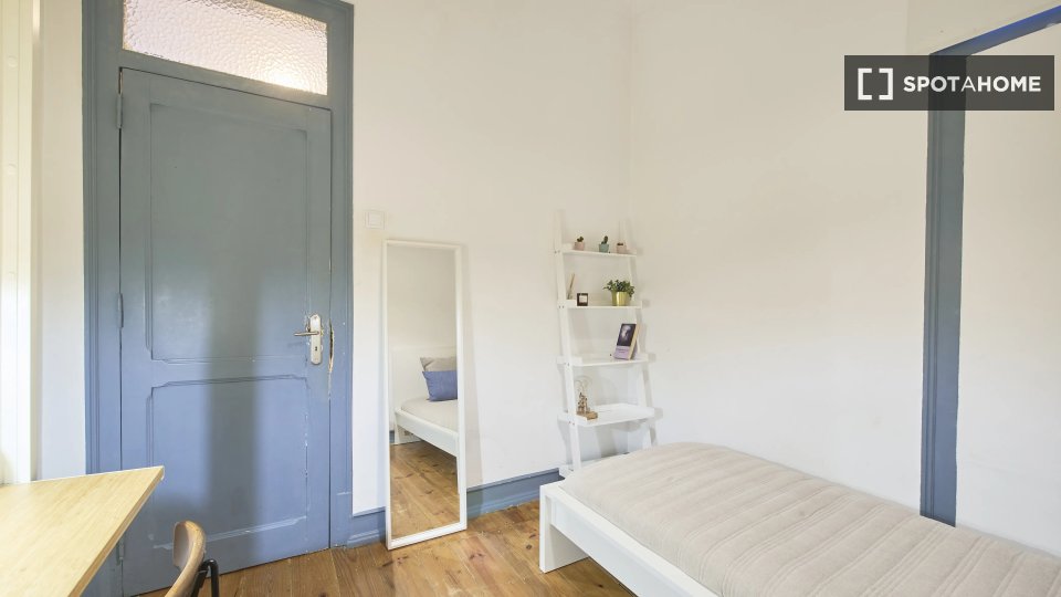 Double room Lisbon, 4 beds — photo 13