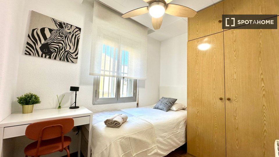 Habitación en piso compartido de 3 habitaciones San Diego, Madrid.