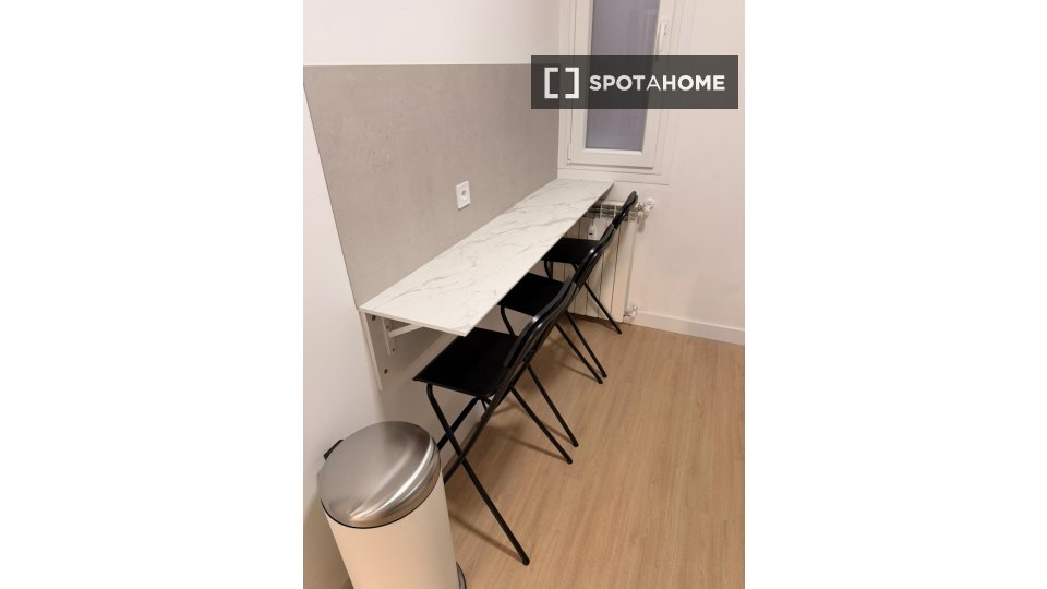 Double room Madrid, 5 beds, 90m² — photo 9
