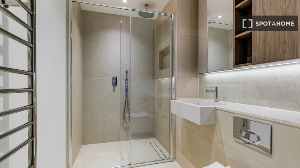 Apartment London, 2 beds — photo 18