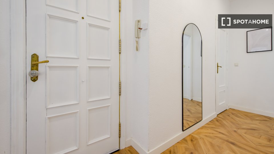 Double room Madrid, 5 beds, 130m² — photo 13