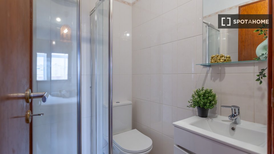 Double room Lisbon, 4 beds — photo 52