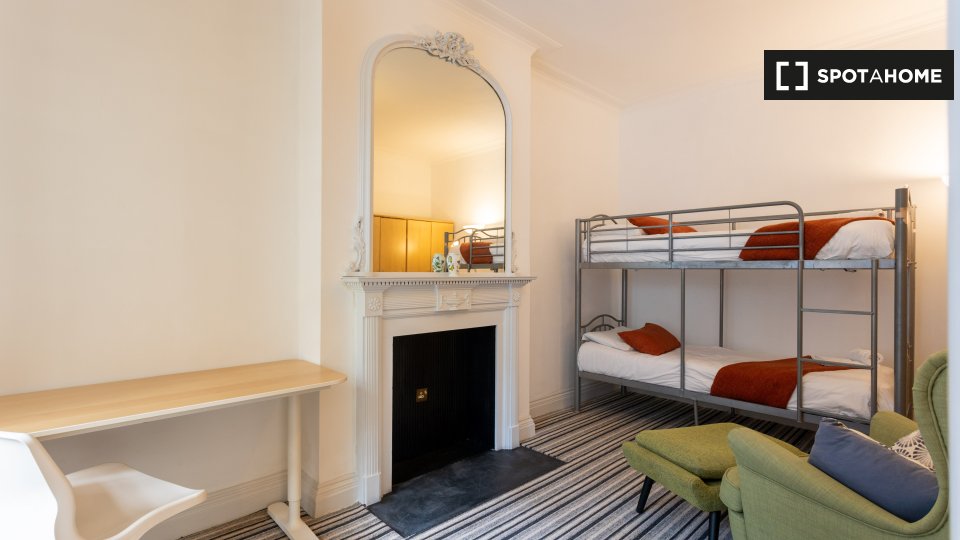 Double room London, 3 beds, 100m² — photo 1