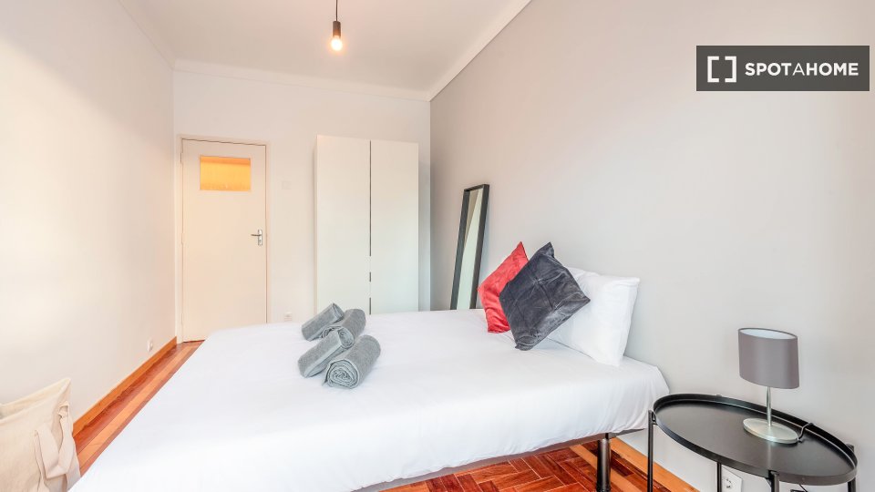 Double room Lisbon, 3 beds, 73m² — photo 4