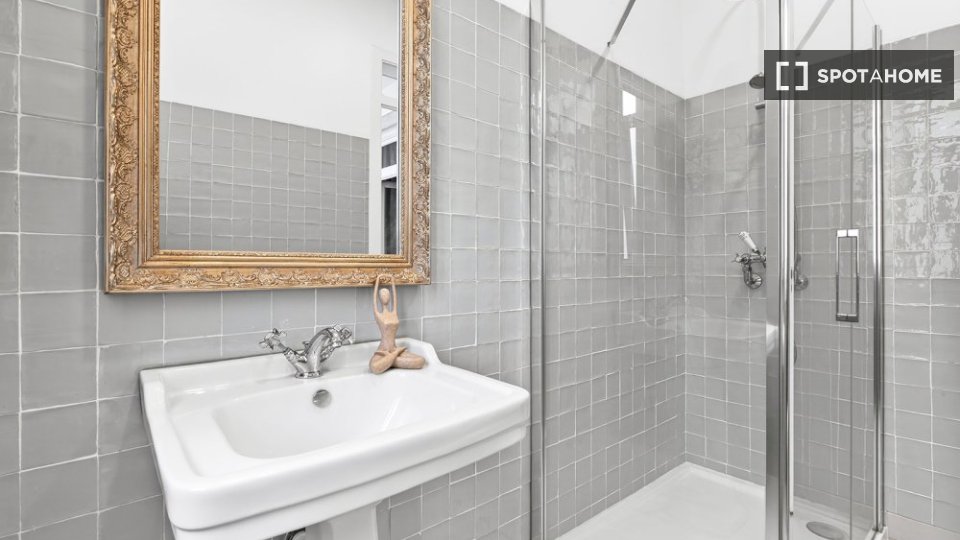 Double room Lisbon, 5 beds — photo 14