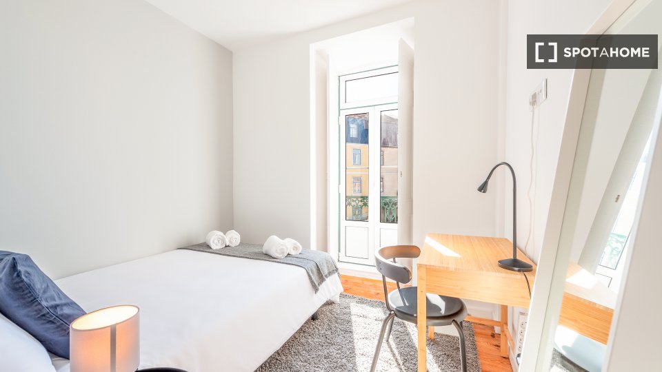 Double room Lisbon, 3 beds, 105m² — photo 1