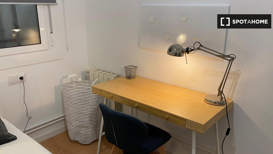 Double room Barcelona, 3 beds, 75m² — photo 1