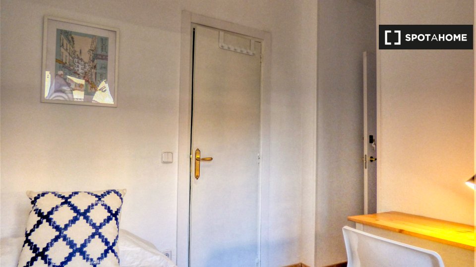Double room Madrid, 6 beds, 152m² — photo 2