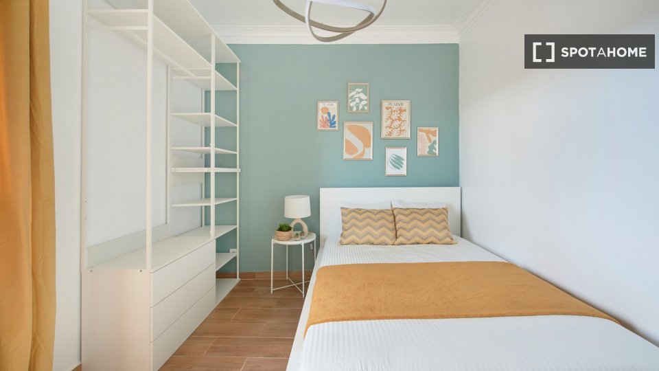 Double room Lisbon, 4 beds — photo 52