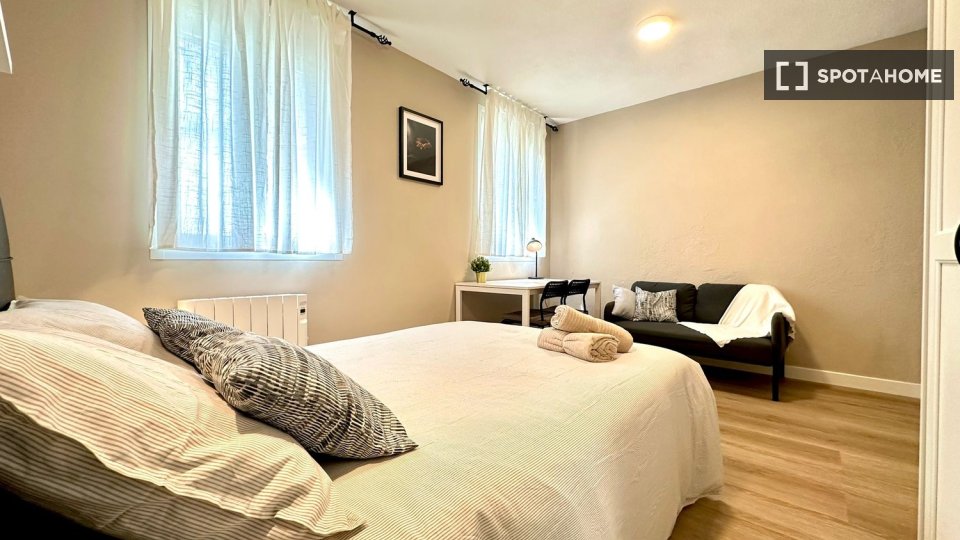 Double room Madrid, 3 beds — photo 18