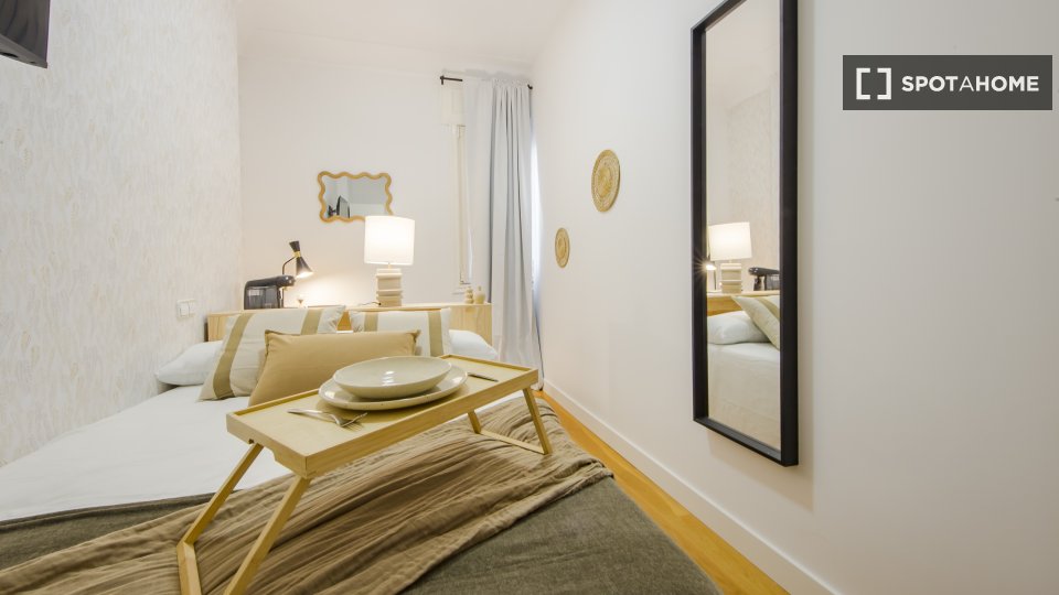 Double room Madrid, 13 beds, 266m² — photo 11