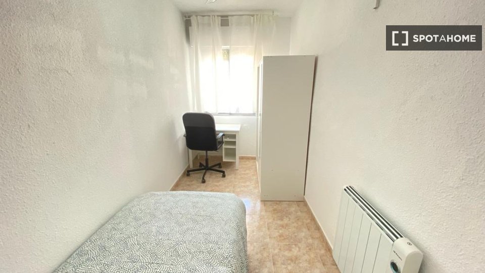 Habitación en piso de 4 habitaciones en alquiler en Los Rosales, Madrid.