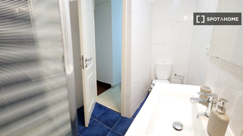 Apartment Lisbon, 2 beds, 79m² — photo 6