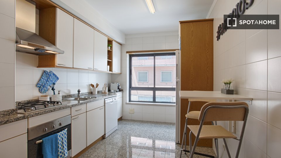 Apartment Lisbon, 2 beds, 67m² — photo 4