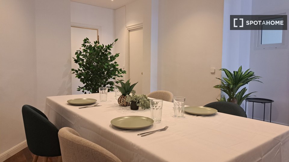 Double room Madrid, 14 beds, 200m² — photo 13