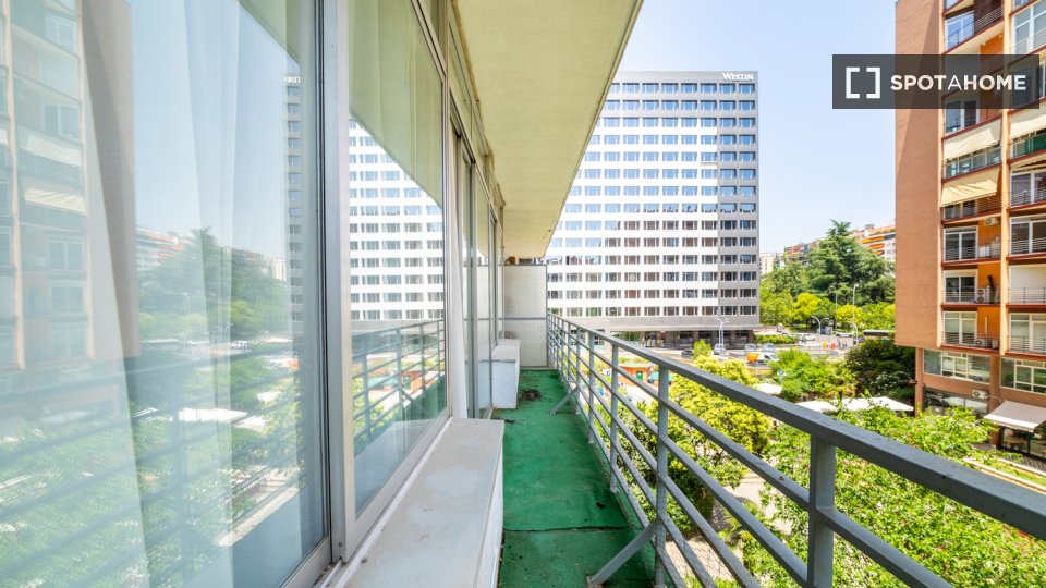 Double room Madrid, 13 beds, 301m² — photo 17