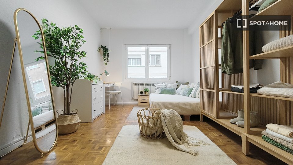 Double room Pamplona, 5 beds, 124m² — photo 4