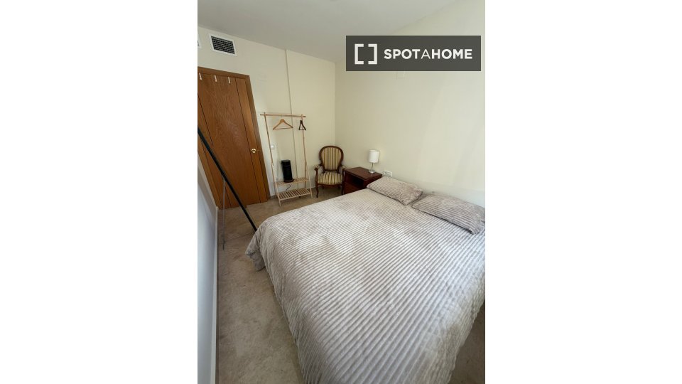 Double room Valencia, 3 beds, 120m² — photo 1