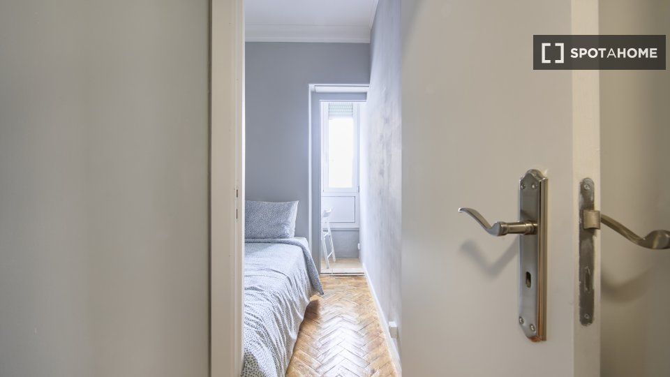 Double room Lisbon, 6 beds — photo 17