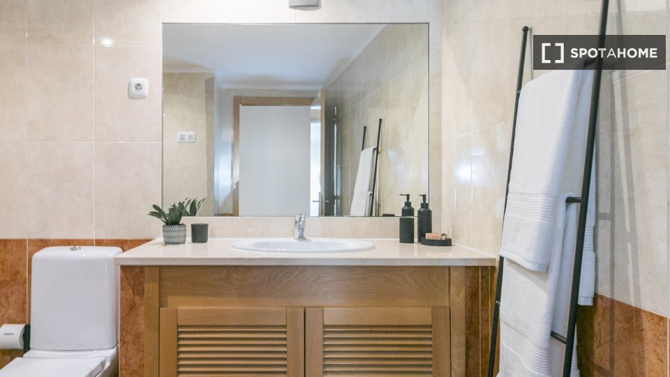 Apartment Lisbon, 2 beds, 100m² — photo 10