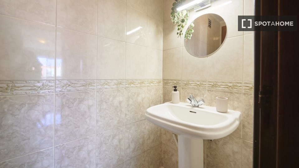 Double room Lisbon, 5 beds — photo 18