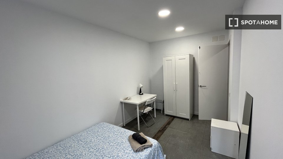 Double room Barcelona, 13 beds, 290m² — photo 19