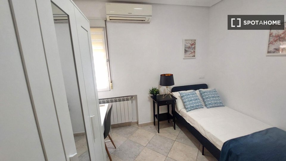 Double room Madrid, 4 beds, 95m² — photo 17