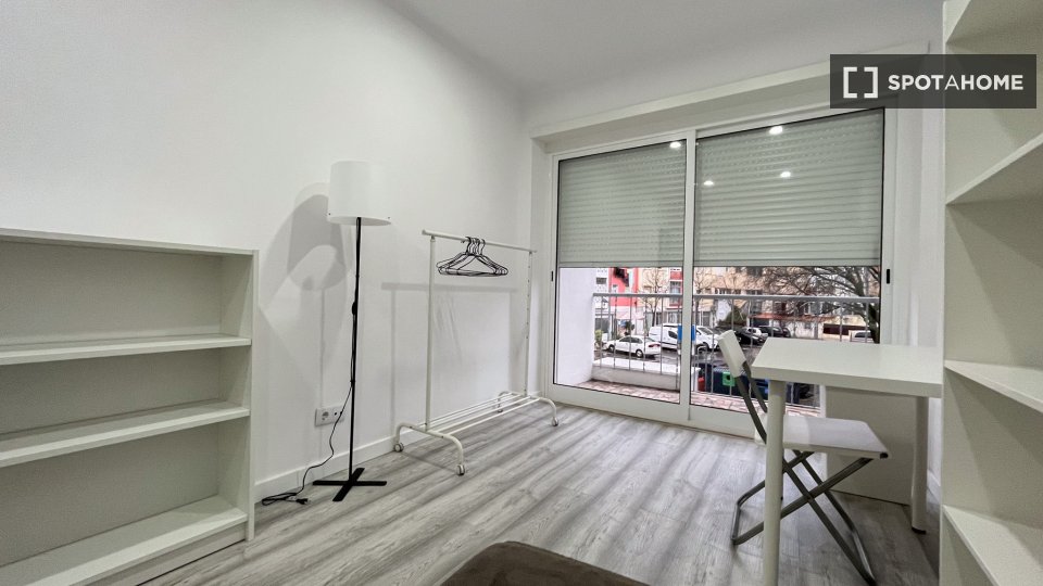 Double room Lisbon, 3 beds, 70m² — photo 11