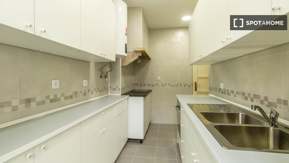 Double room Lisbon, 3 beds, 90m² — photo 24