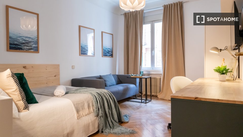 Double room Madrid, 6 beds, 140m² — photo 34