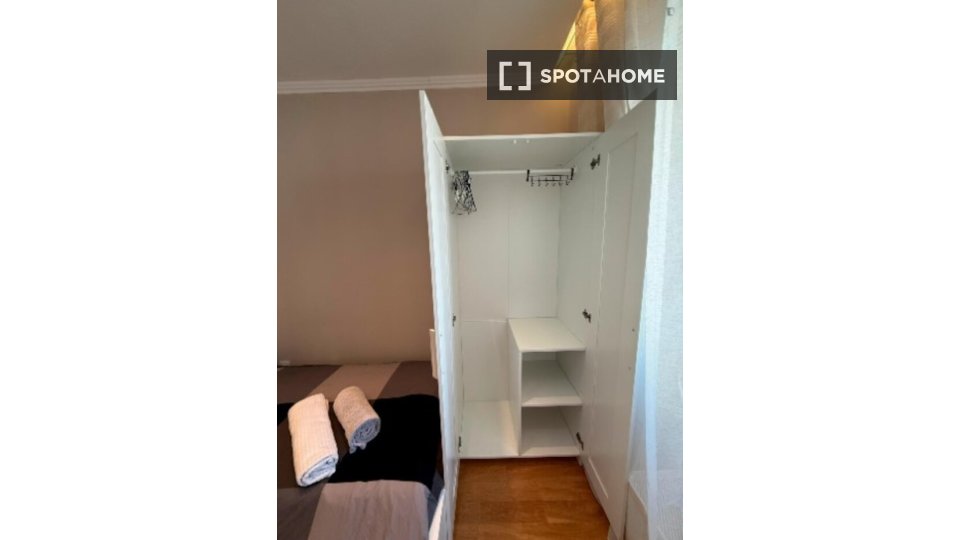 Double room Lisbon, 3 beds, 40m² — photo 8