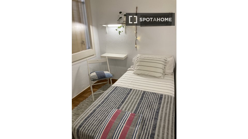 Double room Barcelona, 3 beds, 90m² — photo 16
