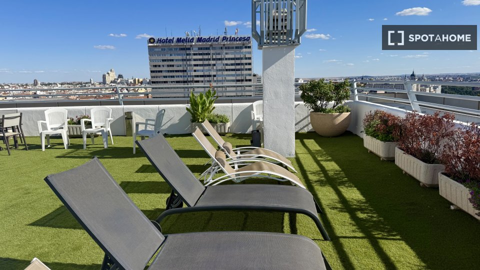 Double room Madrid, 4 beds, 140m² — photo 1