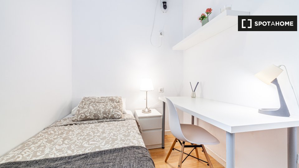Double room Barcelona, 19 beds, 320m² — photo 1