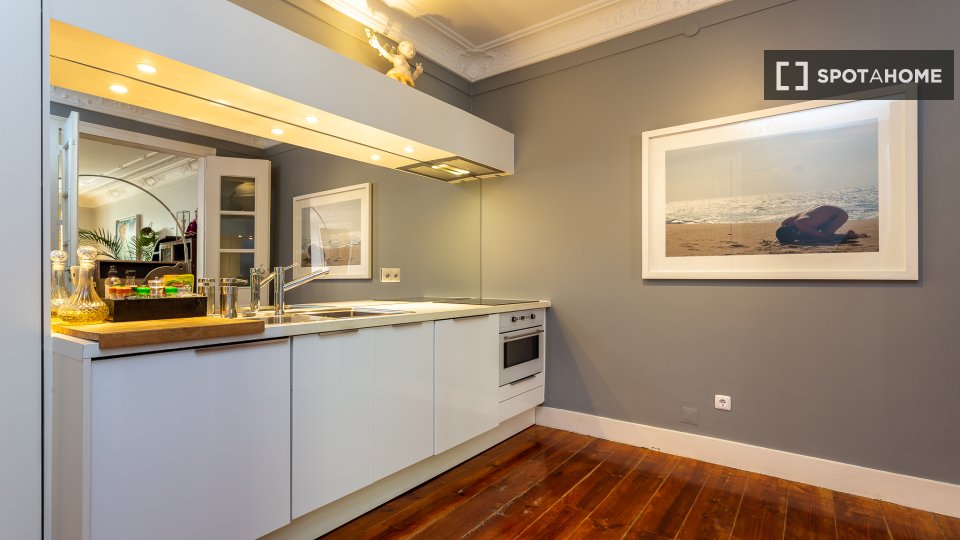 Apartment Lisbon, 2 beds, 180m² — photo 17