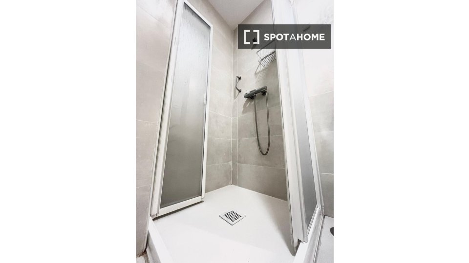 Double room Madrid, 3 beds — photo 19