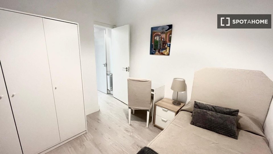 Double room Madrid, 3 beds — photo 15