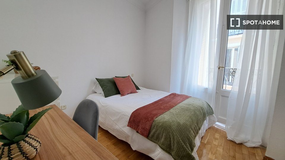 Double room Madrid, 5 beds — photo 18