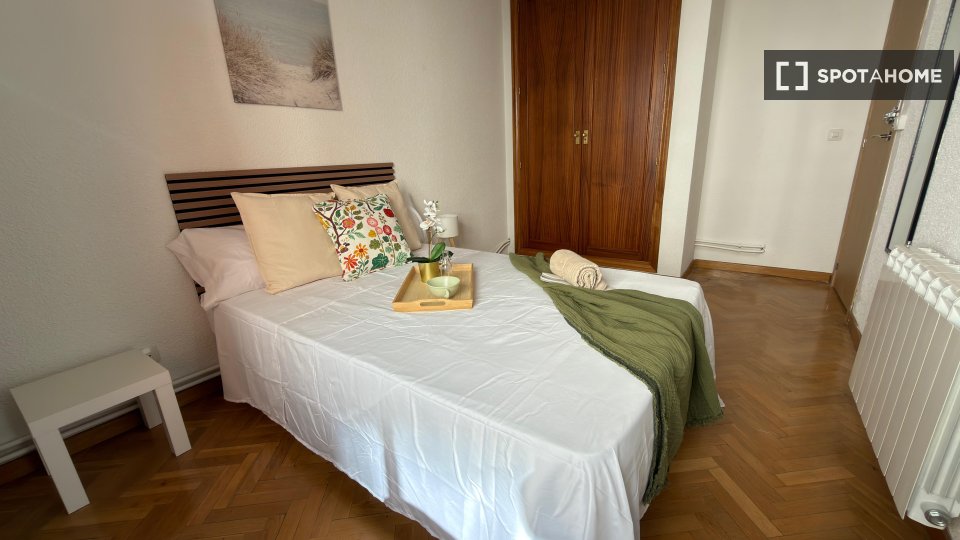 Camera in appartamento condiviso con 5 camere da letto a Ríos Rosas, Madrid - à Madrid